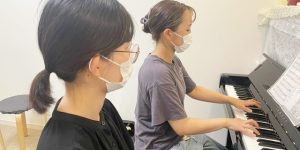 幼稚園の先生ピアノ