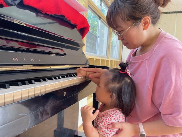 早くから本物に触れよう！安井音楽教室のリトミックうさぎのマーチ