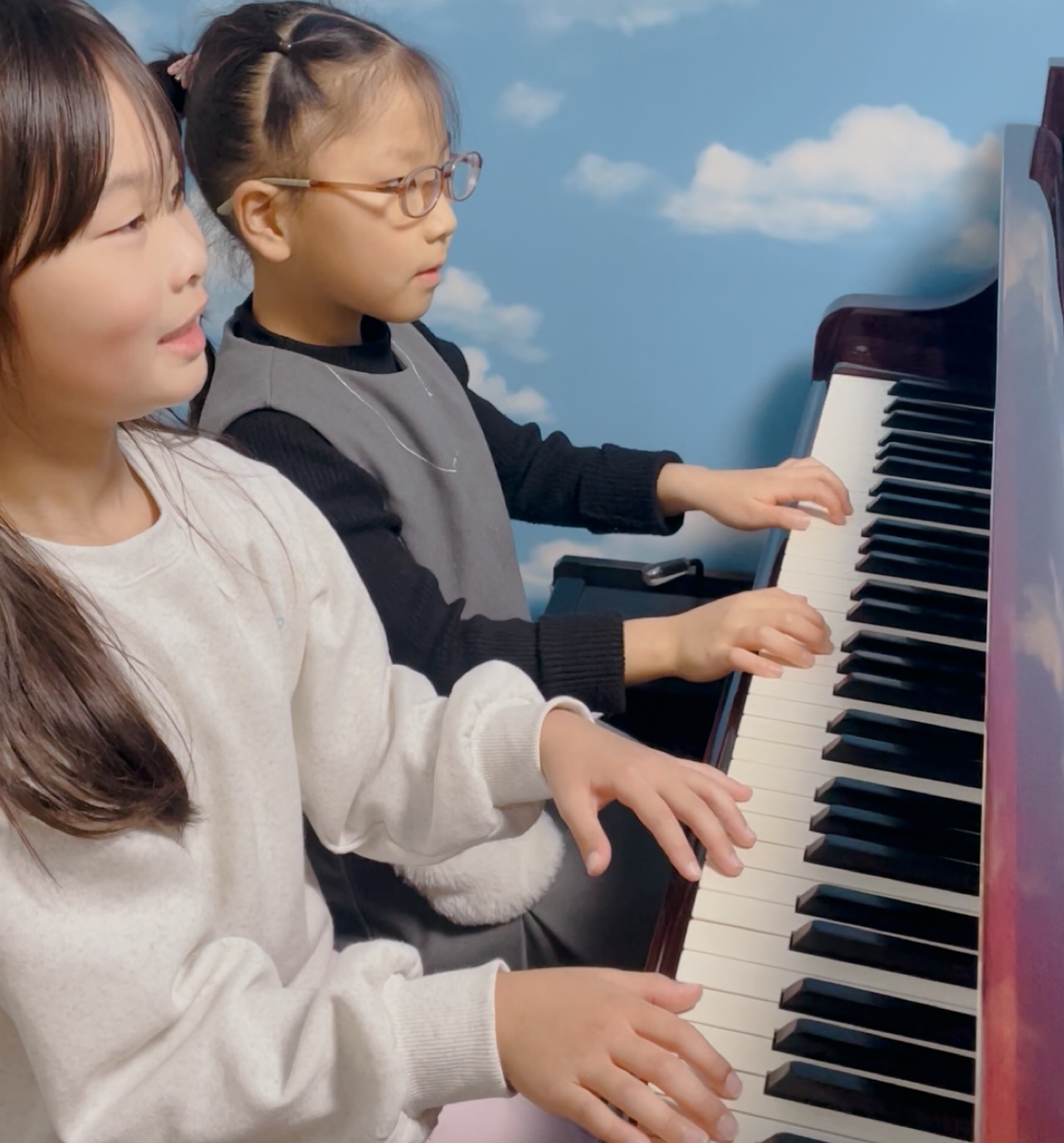 初めてお友達と連弾してみました。ハイホー練習中